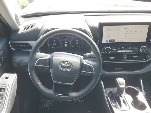 Used 2023 Toyota Highlander Limited FWD image 19