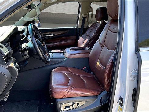 Used 2019 Cadillac Escalade ESV Luxury image 23