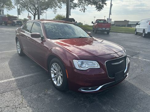 Used 2018 Chrysler 300 Touring L RWD image 3