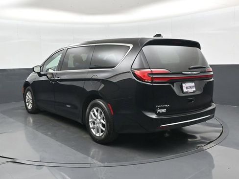 Used 2025 Chrysler Pacifica Select FWD image 6