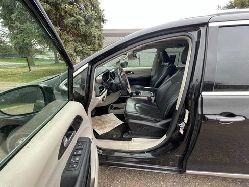 Used 2018 Chrysler Pacifica Limited FWD image 21