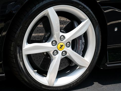 Used 2019 Ferrari Portofino RWD image 24