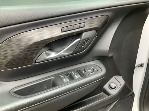 Used 2024 GMC Terrain SLT image 17