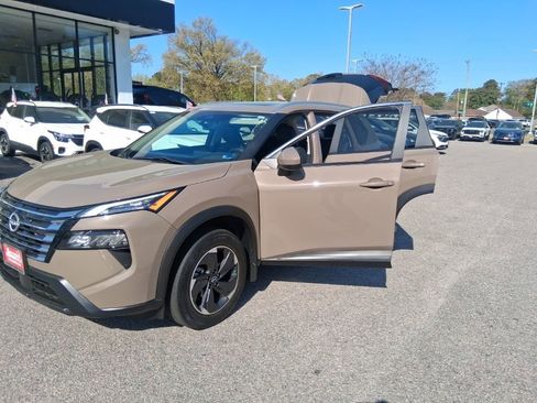 Used 2024 Nissan Rogue SV w/ SV Premium Package image 28