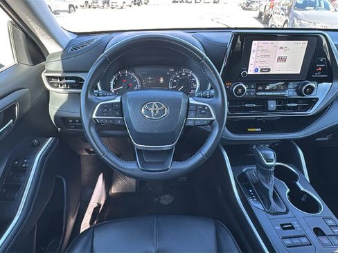 Certified 2024 Toyota Highlander XLE image 30