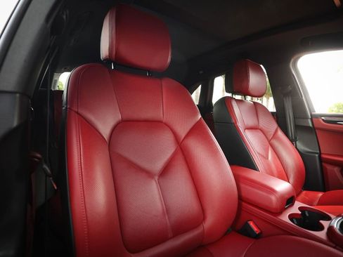 Used 2024 Porsche Macan image 46