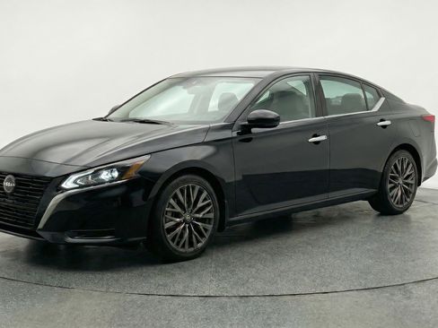 Used 2025 Nissan Altima 2.5 SV image 3
