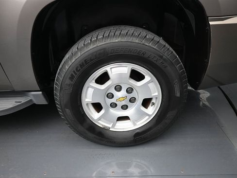 Used 2013 Chevrolet Suburban LT RWD image 19