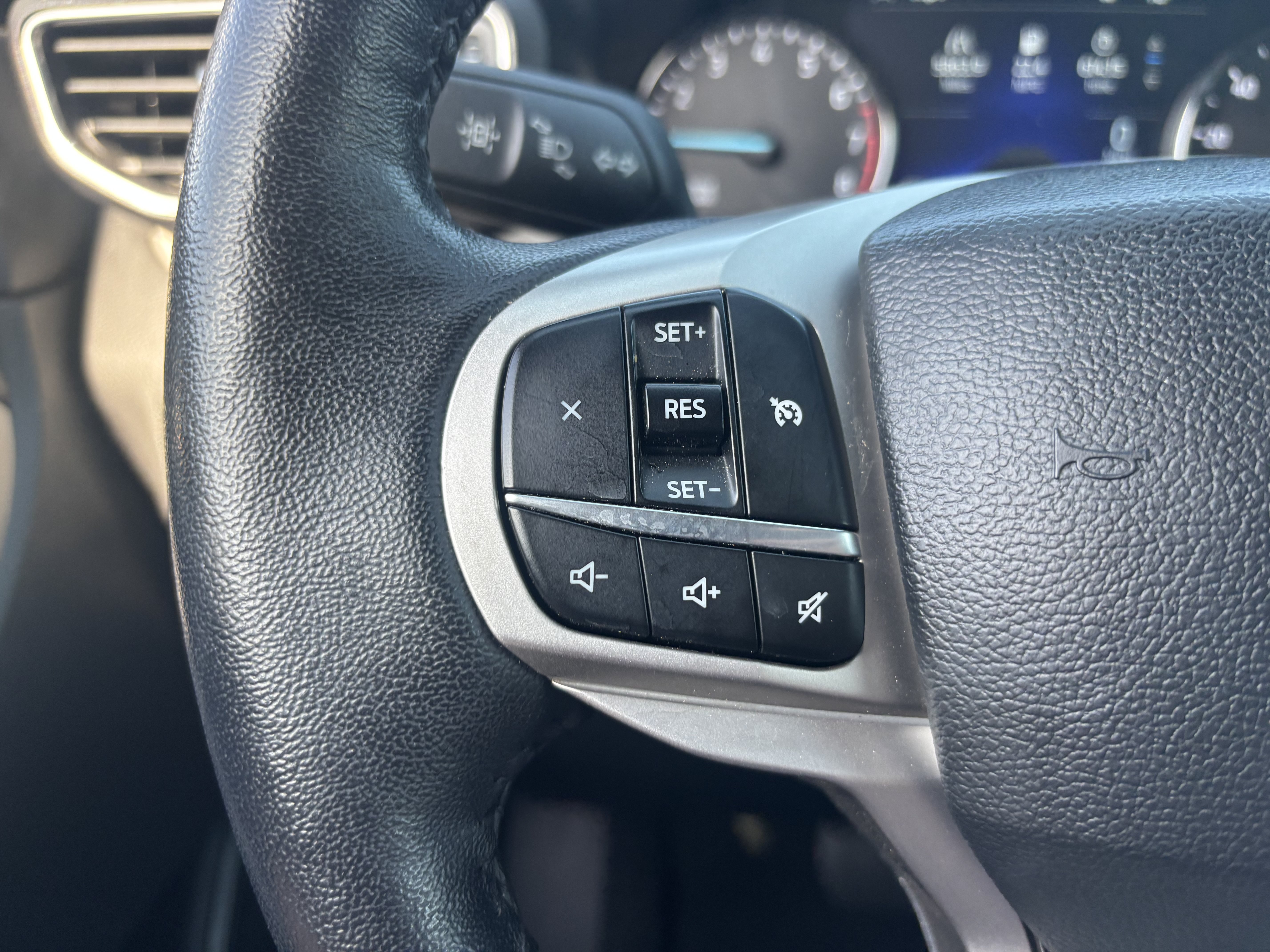 Used 2023 Ford Explorer XLT w/ Equipment Group 202A AWD/4WD image 19