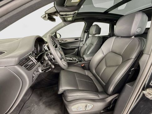 Certified 2025 Porsche Macan AWD/4WD image 5
