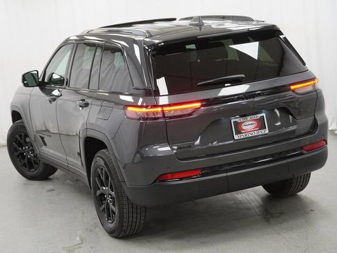 Certified 2025 Jeep Grand Cherokee Altitude image 12