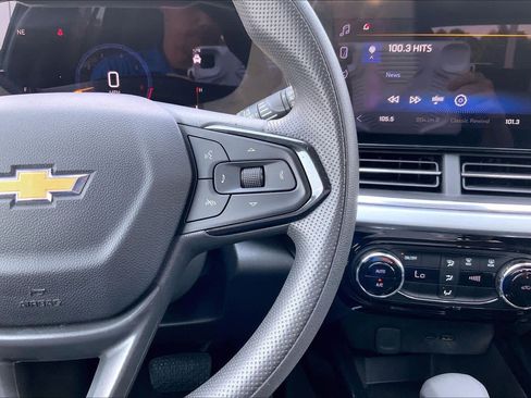 Used 2025 Chevrolet Trax LT FWD image 24