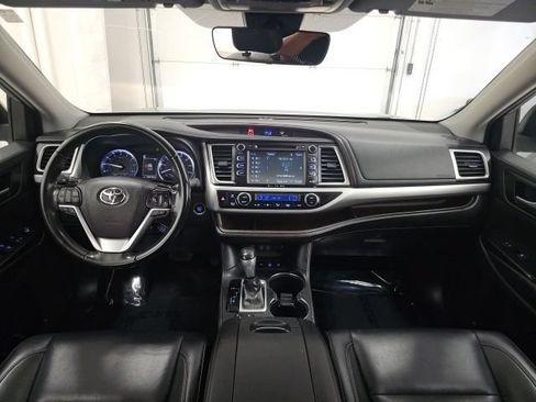Used 2019 Toyota Highlander XLE AWD/4WD image 32