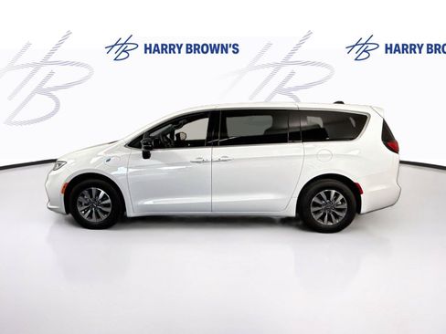 Used 2025 Chrysler Pacifica Select FWD image 28