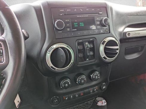 Used 2018 Jeep Wrangler Unlimited Sahara w/ Connectivity Group AWD/4WD image 14