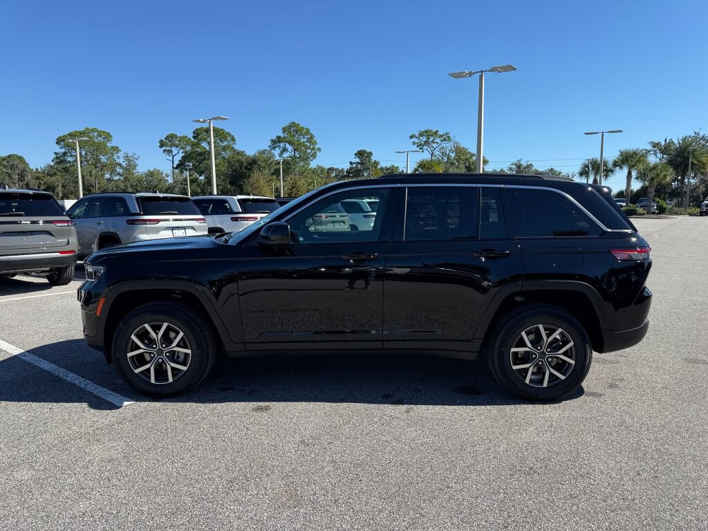 New 2027 Jeep Grand Cherokee Laredo RWD image 6