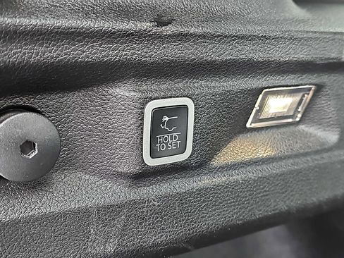 Used 2023 Jeep Grand Cherokee L Laredo image 32