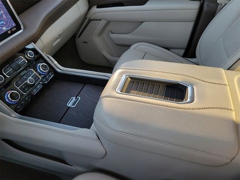 Used 2021 GMC Yukon Denali w/ Denali Premium Package image 25