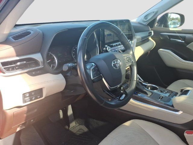 Used 2021 Toyota Highlander Platinum FWD image 18