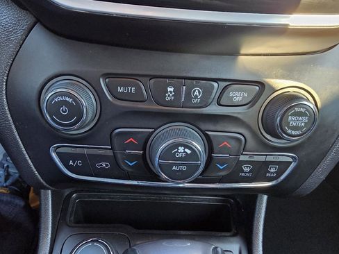 Used 2020 Jeep Cherokee Limited image 20