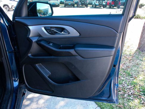 Used 2023 Chevrolet Traverse LT FWD image 27