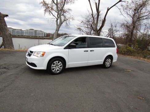 Used 2019 Dodge Grand Caravan SE w/ UConnect Hands-Free Group image 2