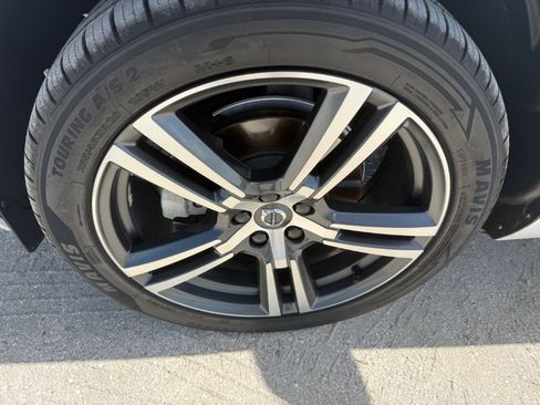 Used 2019 Volvo XC60 T5 Momentum w/ Premium Package FWD image 14