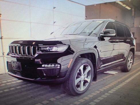 Used 2023 Jeep Grand Cherokee Limited AWD/4WD image 2