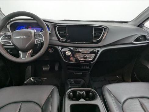 Used 2025 Chrysler Pacifica Select FWD image 22