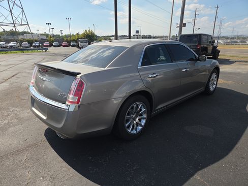 Used 2014 Chrysler 300 C RWD image 5