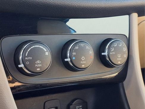 Used 2011 Chrysler 200 Limited FWD image 7