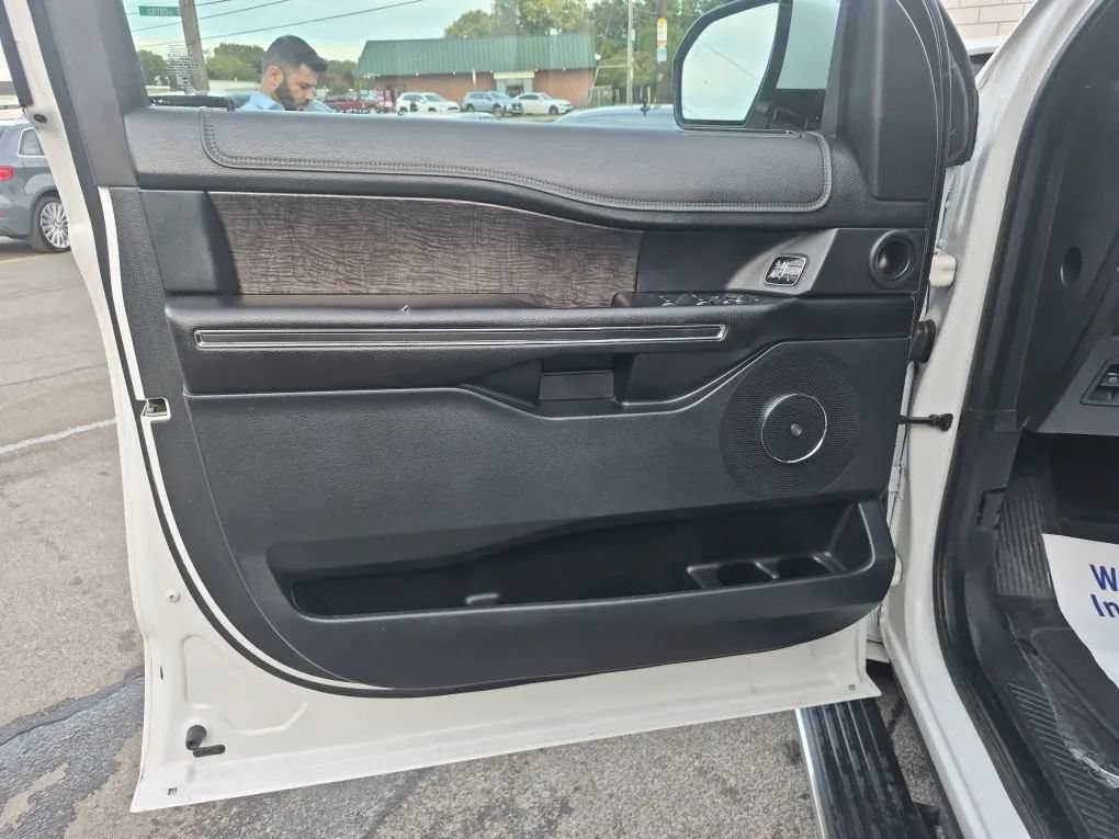 Used 2018 Ford Expedition Limited w/ Equipment Group 301A AWD/4WD image 8