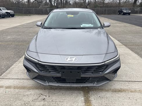 Used 2025 Hyundai Elantra SEL image 2