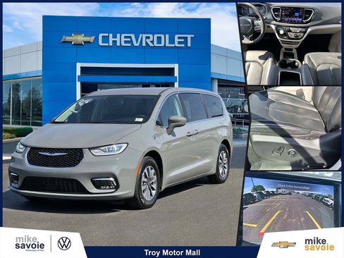 Used 2022 Chrysler Pacifica Touring-L FWD image 1