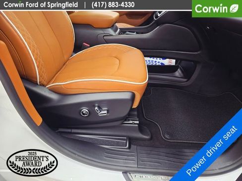 Used 2026 Chrysler Pacifica Pinnacle w/ Trailer Tow Group FWD image 10