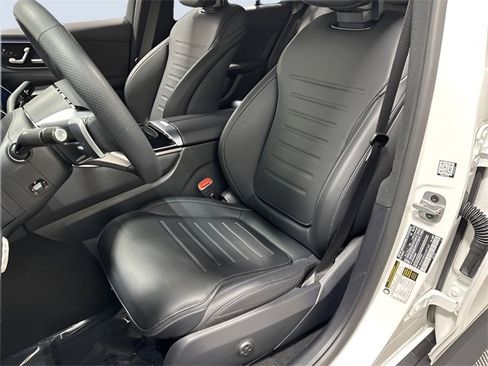 Used 2025 Mercedes-Benz GLC 300 4MATIC image 28