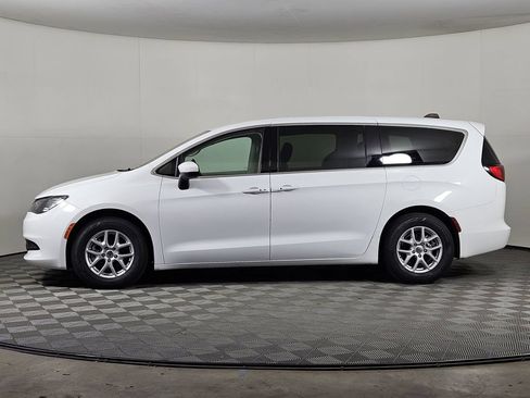 Used 2022 Chrysler Voyager LX FWD image 3