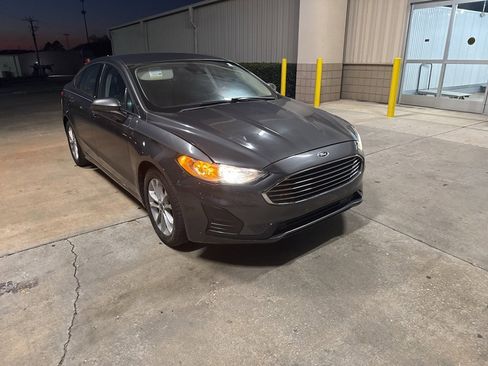 Used 2020 Ford Fusion SE image 1