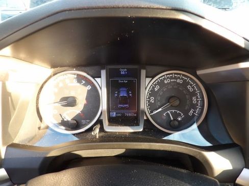 Used 2017 Toyota Tacoma TRD Sport image 22