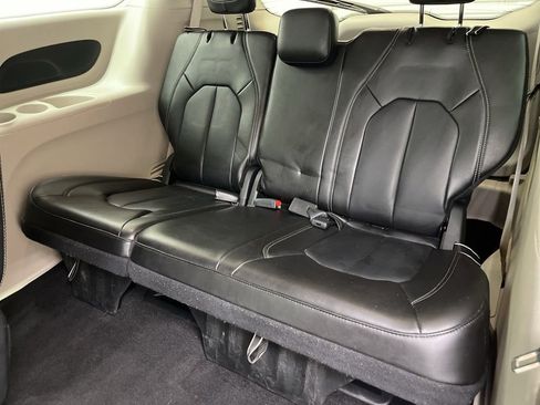 Used 2024 Chrysler Pacifica Touring-L image 20