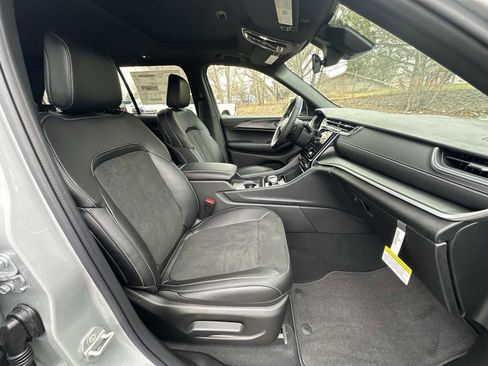 New 2025 Jeep Grand Cherokee Altitude image 24