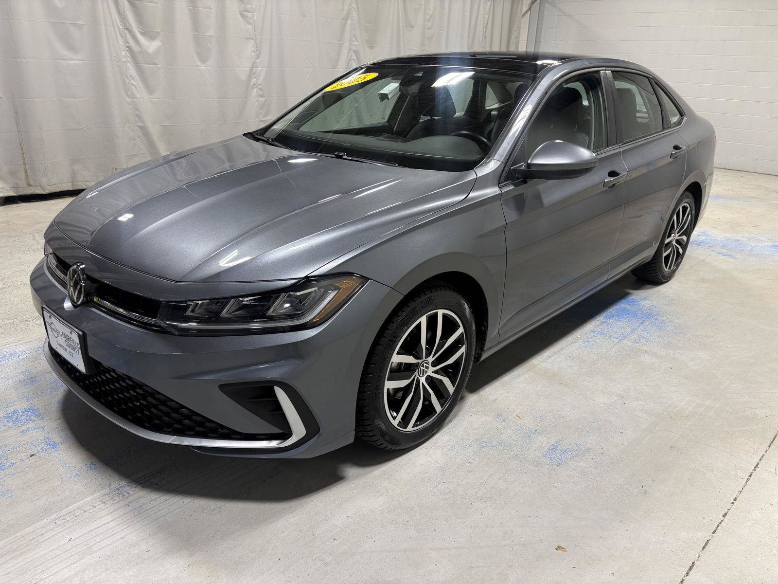 Used 2025 Volkswagen Jetta SE FWD image 1