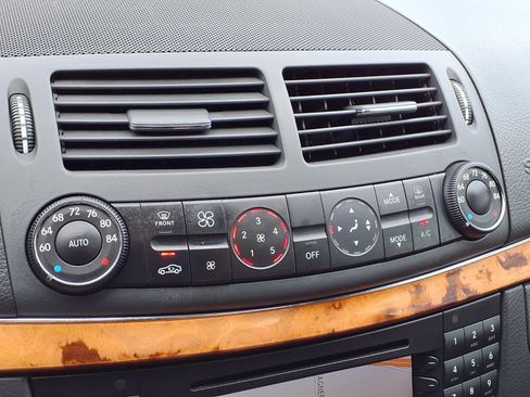 Used 2006 Mercedes-Benz E 350 Sedan w/ Premium Pkg image 24