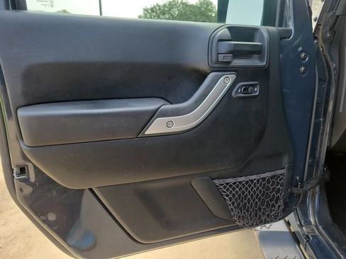 Used 2018 Jeep Wrangler Unlimited Sahara w/ Connectivity Group AWD/4WD image 14