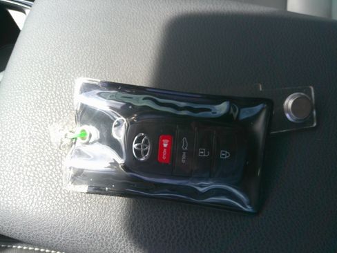 Used 2025 Toyota Camry SE w/ Convenience Package image 42