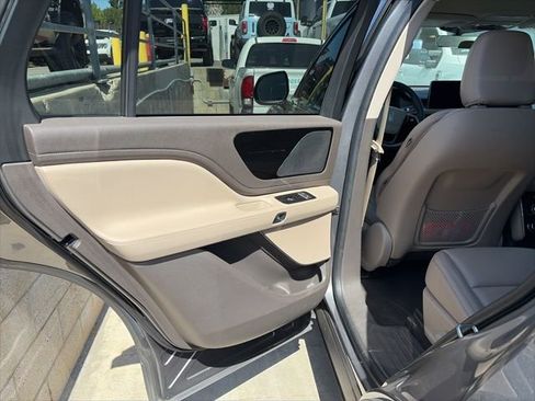 Used 2023 Lincoln Aviator AWD image 6