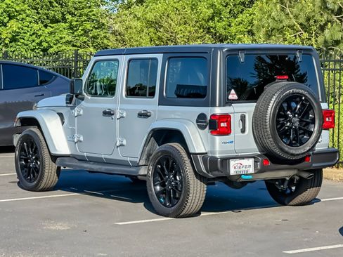 Used 2023 Jeep Wrangler Unlimited Sahara w/ Cold Weather Group AWD/4WD image 5