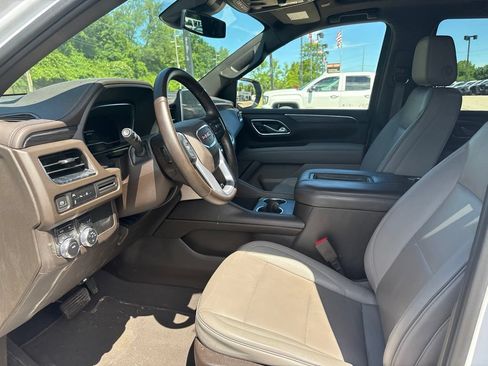 Used 2023 GMC Yukon SLT AWD/4WD image 4