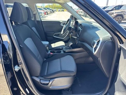 Used 2025 Kia Soul LX w/ LX Technology Package FWD image 12