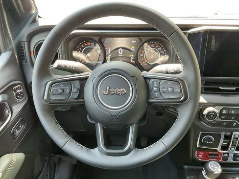 Used 2025 Jeep Gladiator Mojave w/ Convenience Group AWD/4WD image 17